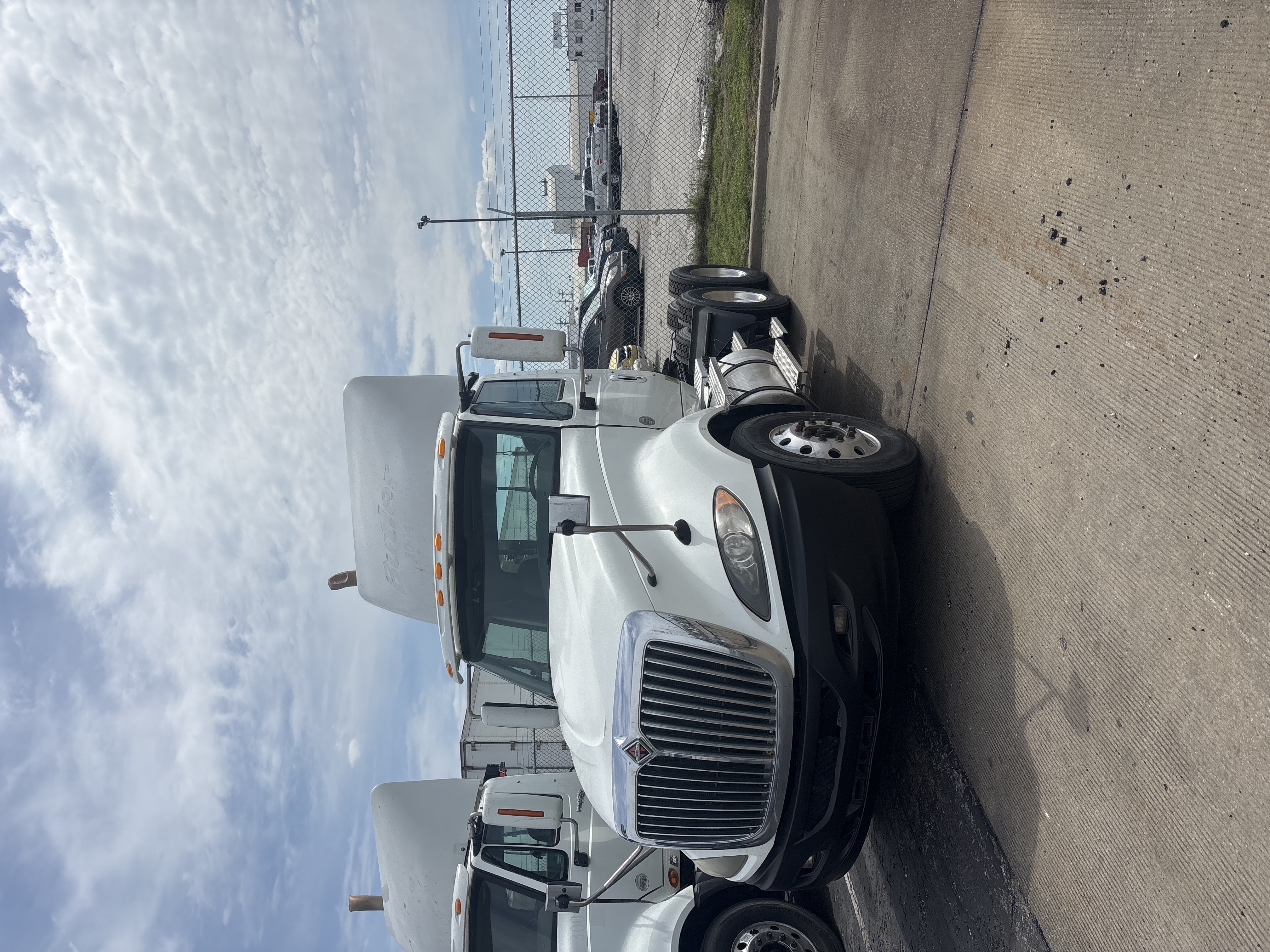 2010 International - image 1