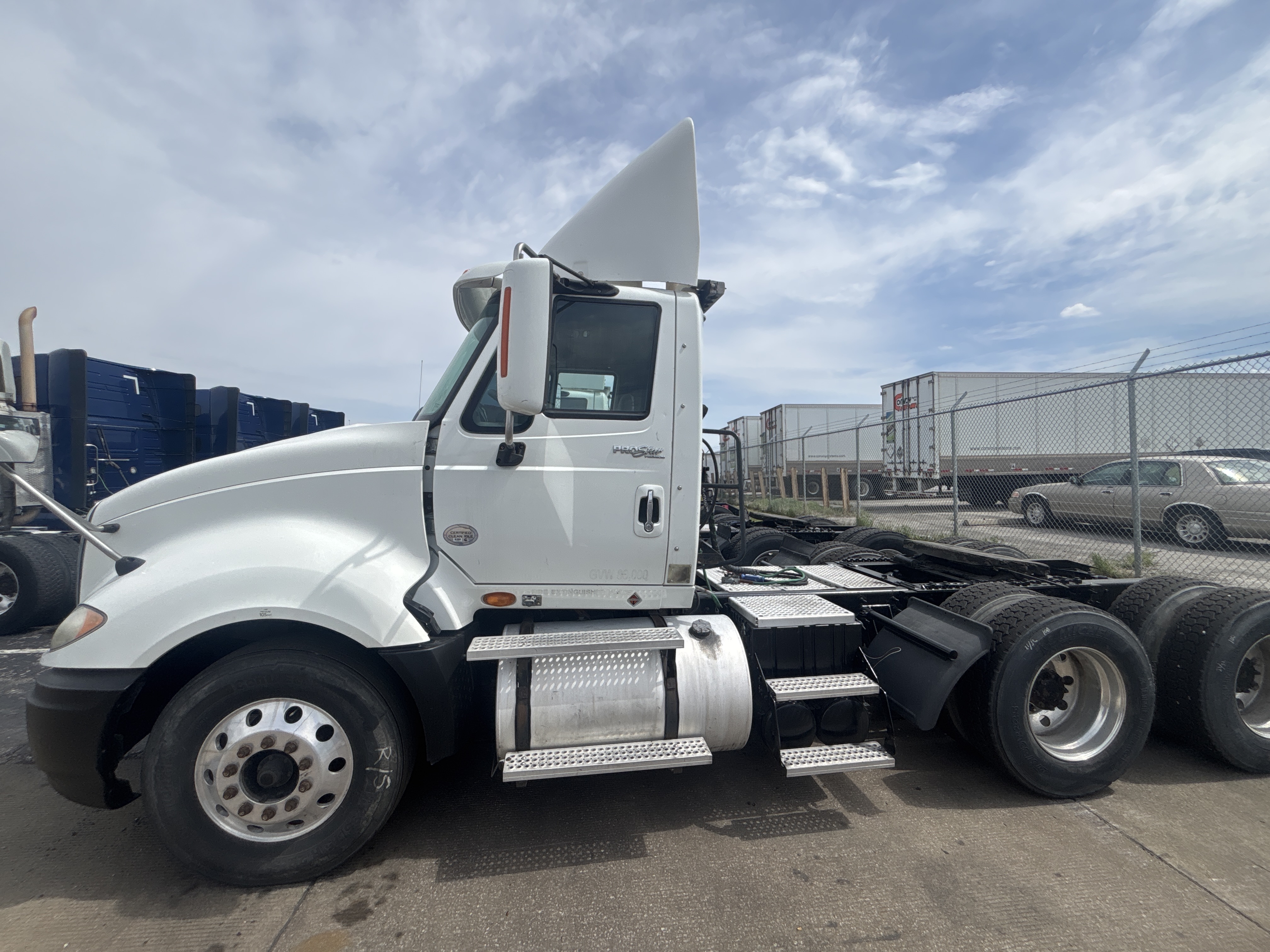 2010 International - image 2