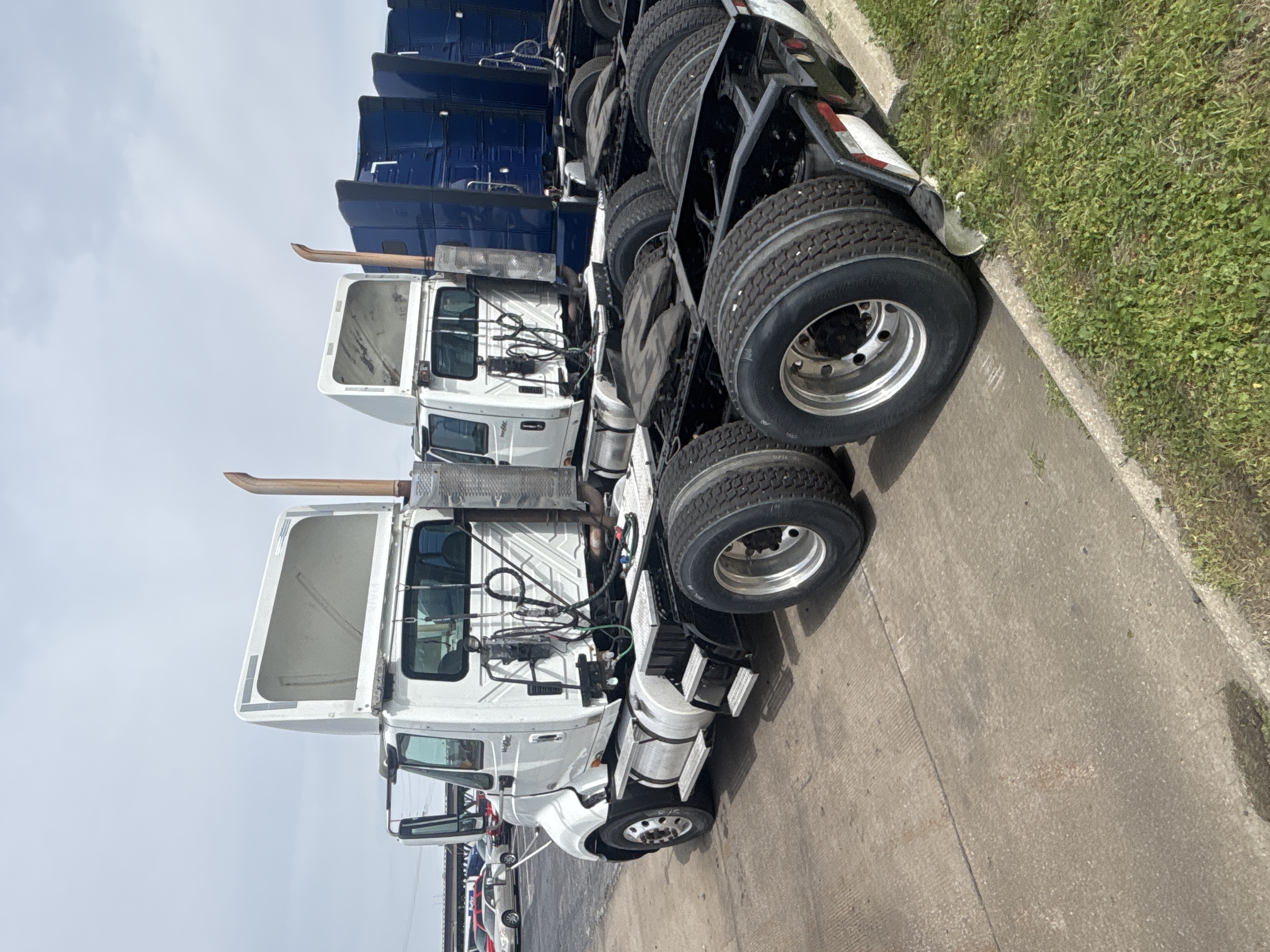 2010 International - image 3