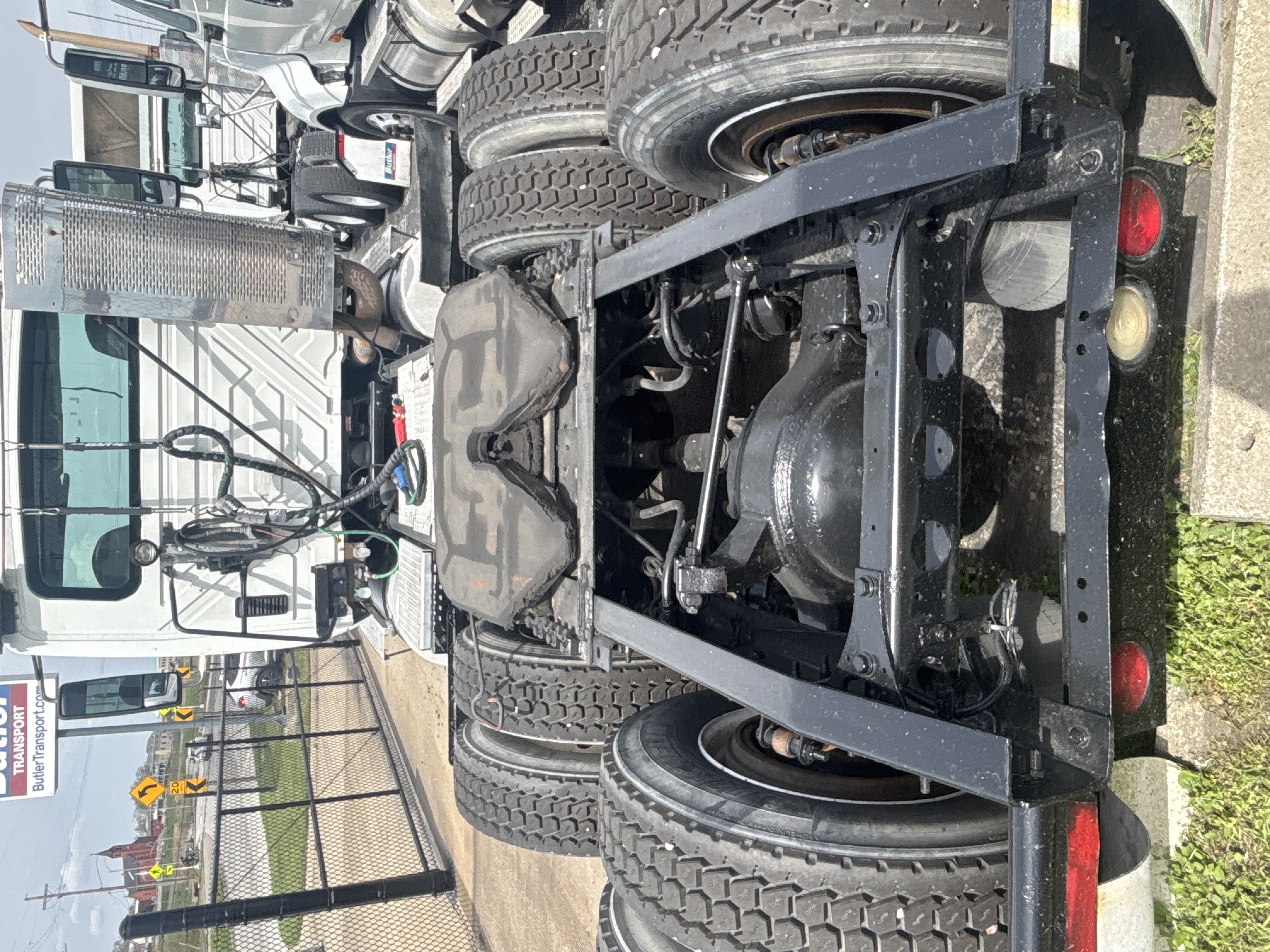 2010 International - image 4