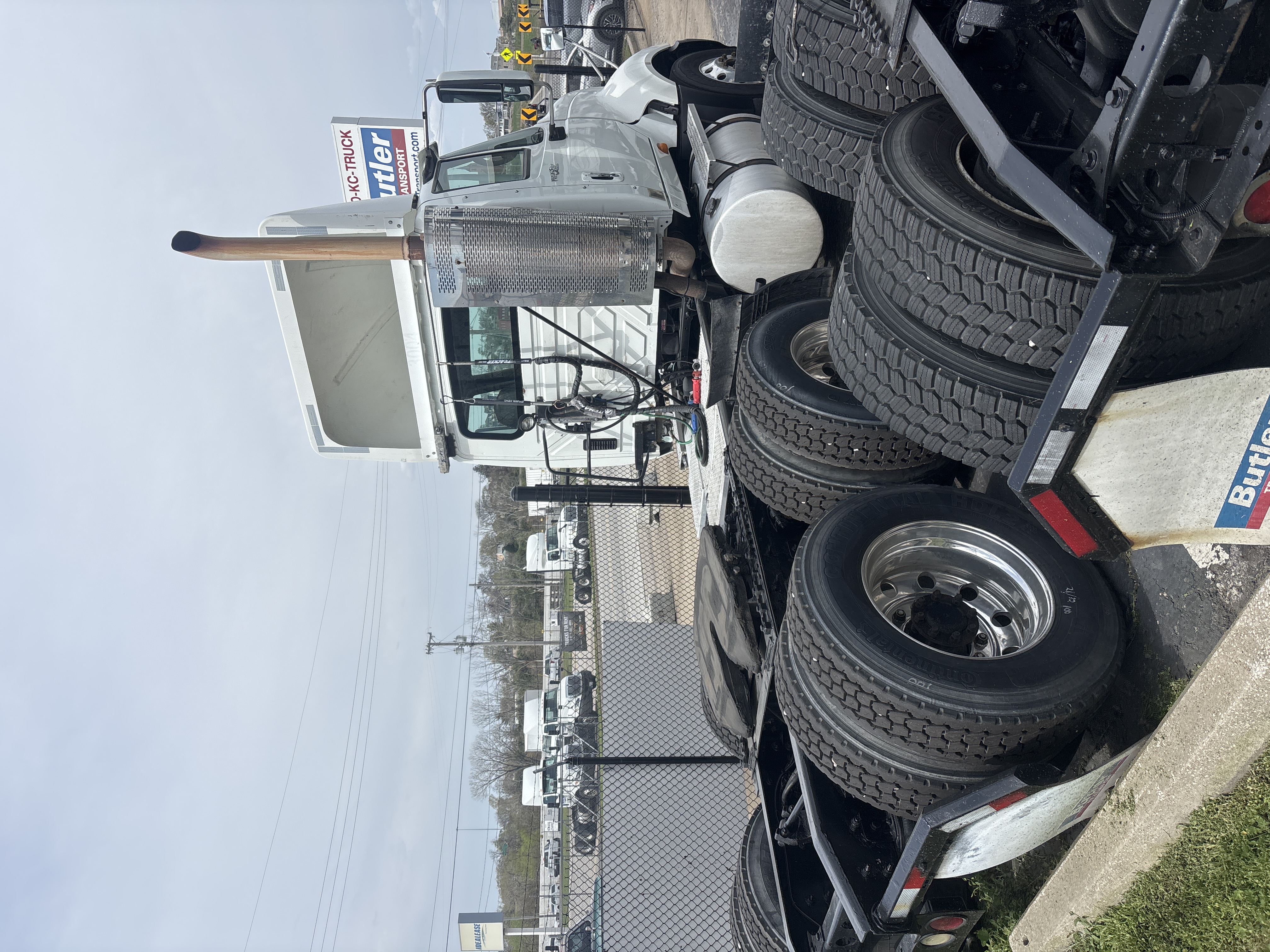 2010 International - image 5