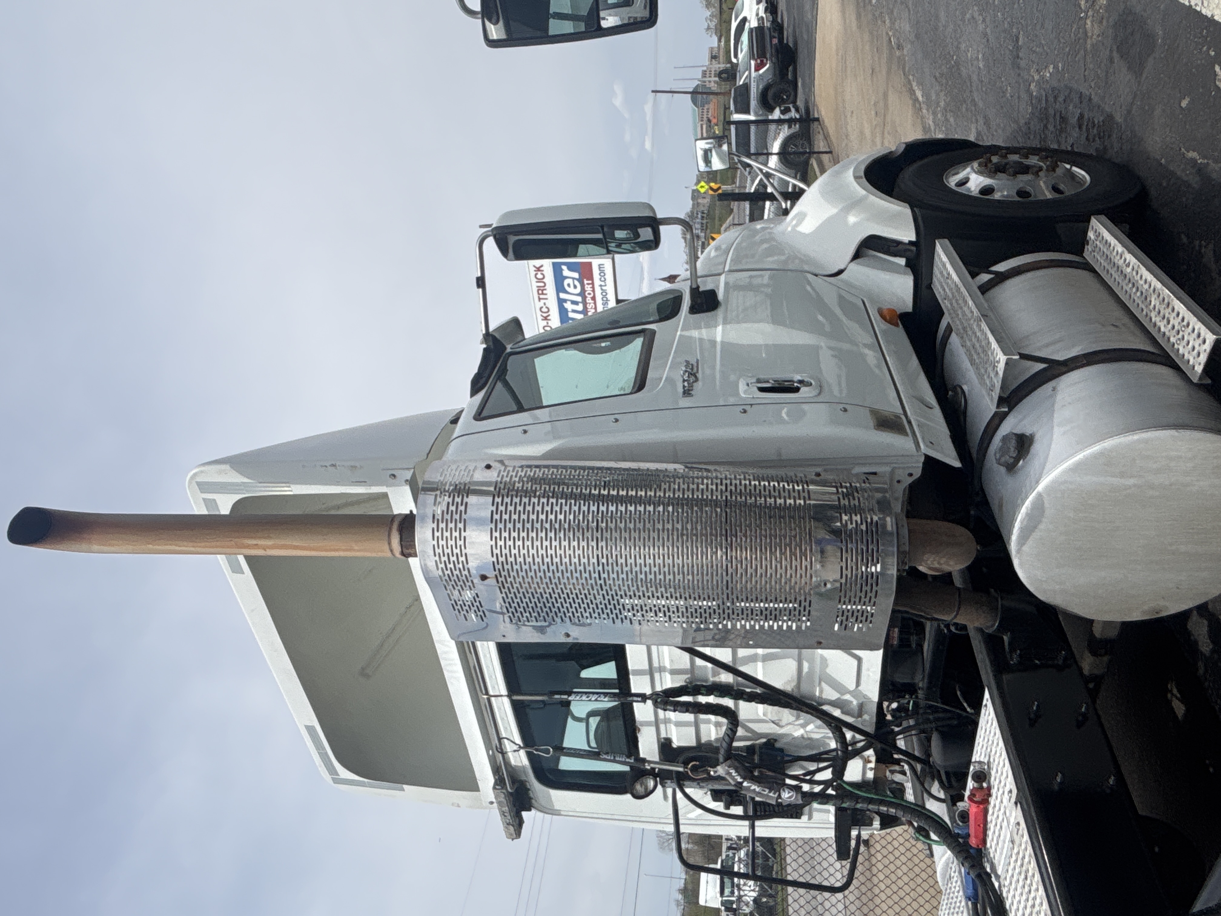 2010 International - image 6