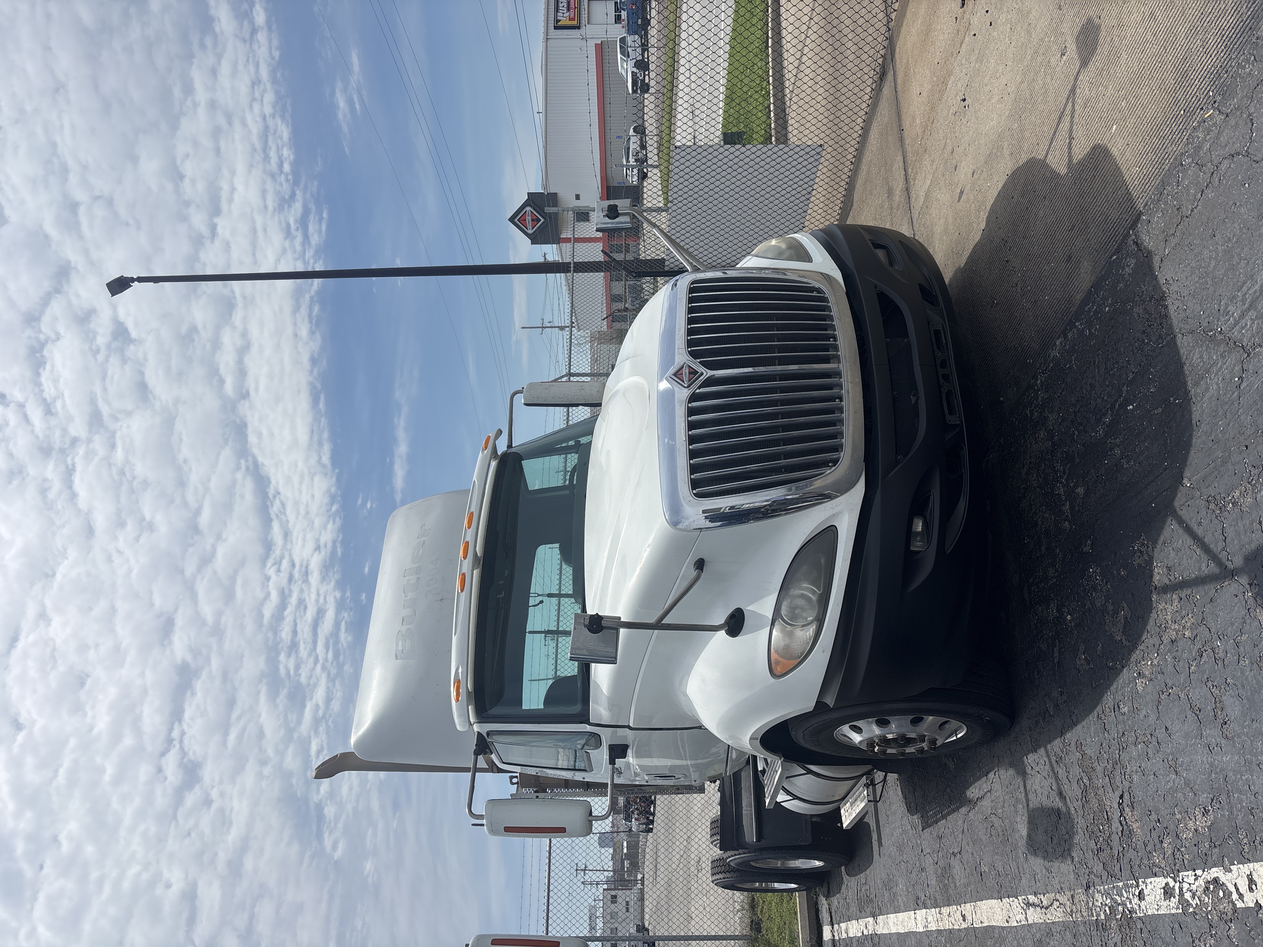 2010 International - image 7