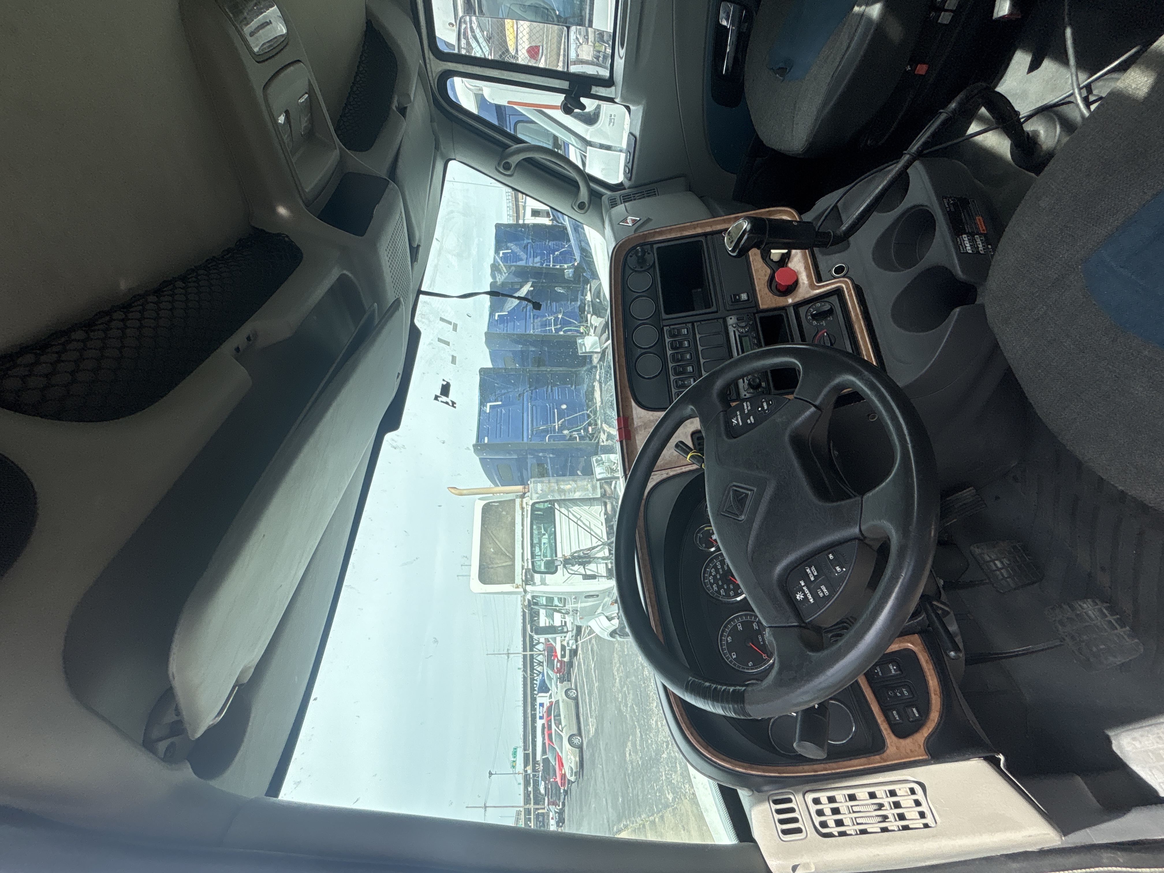 2010 International - image 9