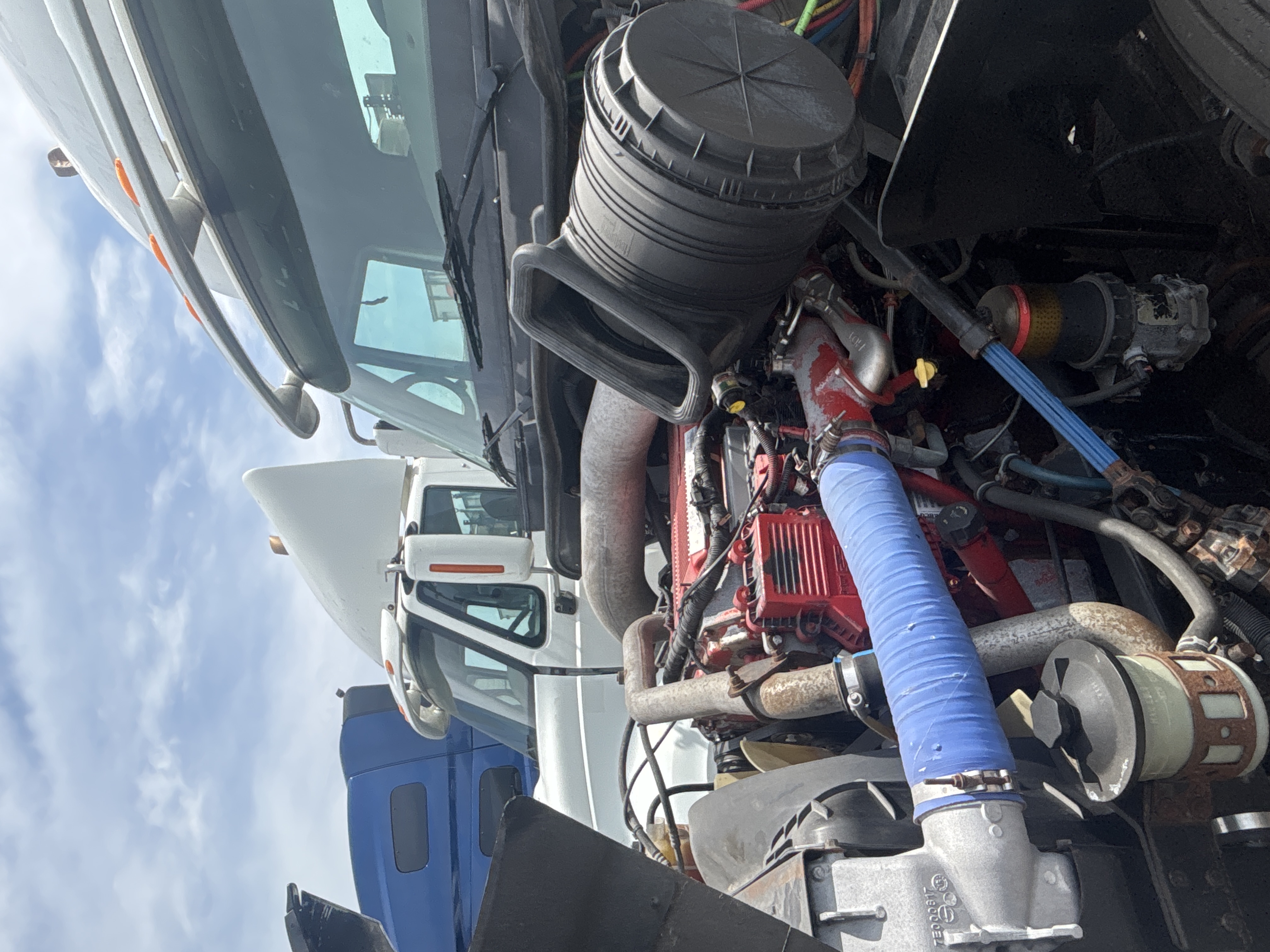 2010 International - image 10